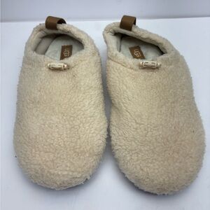 UGG Women’s Cream Sherpa Slip-On Slippers, size 10, box 33